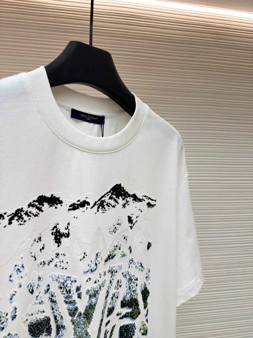 LOUIS VUITTON SKI ski foam flocked printed T-shirt short sleeves ●Original version: purchased and developed by 14029 ●Item number: 1681310-A15 ●Fabric: velvet fabric ●Technology: flocking production ●Color: white ●Version: fitted version ●Weight: about 275 grams ●Size: XS-S-M-L ●Description: Made of 60-count mercerized double-ply fabric with 1*1 Salona thread. After the garment is made, the fabric is fermented using a special washing process to prevent shrinkage and maintain the softness of the fabric. The front uses foam printing and a customized 1:1 trademark. The overall wiring is straight and delicate, the fabric is comfortable and soft, and the color is consistent without color difference. It can be matched with the same style to create a fashionable look and control various occasions. Customized accessories, complete with three standards, same style for men and women!
